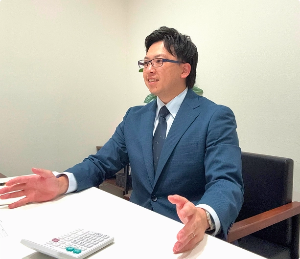 売却の相談を受けているスタッフ