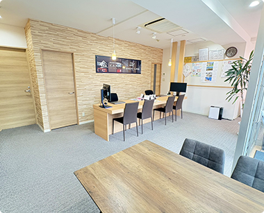 広々とした開放的な店内